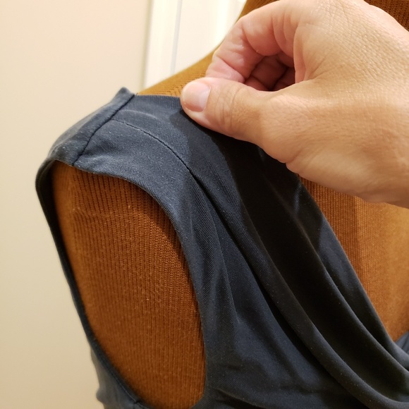 🛍🚨CLOSET CLEAROUT! Sleeveless Silk Blouse - Picture 4 of 6